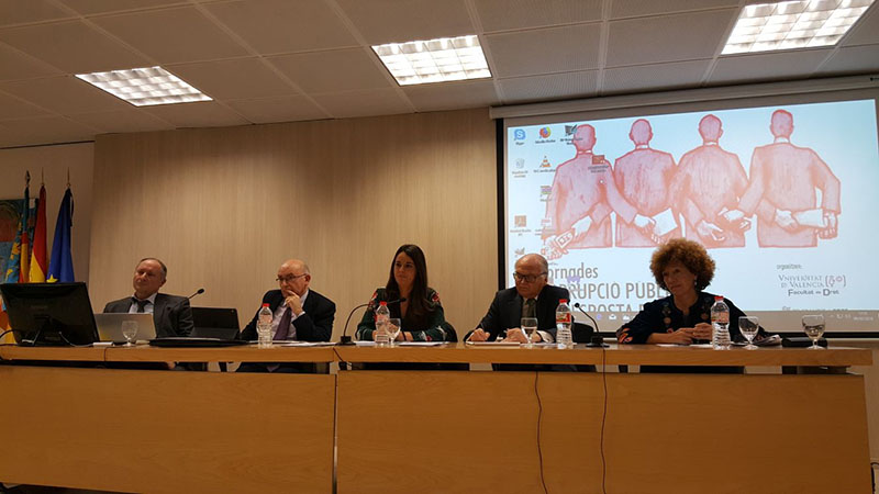 9 de febrer de 2018 El director l'Agencia Valenciana Antrifrau, Joan A. Llinares, el director de l’Oficina Antifrau de Catalunya, Migue Àngel Gimeno, la Consellera del Consello de Contas de Gailica, Beatriz Rodrigues, el director de l’Oficina contra el Frau i la Corrupció – Ayuntamiento de Madrid, Carlos Granados en la taula redona “La Funció ejercida per les Agencies Antrifrau”, moderada per Zulima Pérez Seguí, Secretaria Autonòmica de Transparècia. el director de la Oficina Antifraude
de Cataluña, Miguel Àngel Gimeno, la Consellera del Consello de Contes de Galícia, Beatriz Rodríguez el director de l'Oficina contra el Frau i la Corrupció - Ayuntamiento de Madrid, Carlos Granados en la taula redona “La función de ejercida por las Agencias Antifraude” moderada
per Zulima Pérez Seguí, Secretaría Autonómica de Transparencia.
Jornades: “Corrupción pública: la respuesta del derecho”. Organizadas por Facultat de Dret de la Universitat de València i la Conselleria de Transparencia, Responsabilitat Social, Participació i Cooperació de la Generalitat Valenciana.
9 de febrer de 2018 El director l'Agencia Valenciana Antrifrau, Joan A. Llinares, el director de l’Oficina Antifrau de Catalunya, Migue Àngel Gimeno, la Consellera del Consello de Contas de Gailica, Beatriz Rodrigues, el director de l’Oficina contra el Frau i la Corrupció – Ayuntamiento de Madrid, Carlos Granados en la taula redona “La Funció ejercida per les Agencies Antrifrau”, moderada per Zulima Pérez Seguí, Secretaria Autonòmica de Transparècia. el director de la Oficina Antifraude
de Cataluña, Miguel Àngel Gimeno, la Consellera del Consello de Contes de Galícia, Beatriz Rodríguez el director de l'Oficina contra el Frau i la Corrupció - Ayuntamiento de Madrid, Carlos Granados en la taula redona “La función de ejercida por las Agencias Antifraude” moderada
per Zulima Pérez Seguí, Secretaría Autonómica de Transparencia.
Jornades: “Corrupción pública: la respuesta del derecho”. Organizadas por Facultat de Dret de la Universitat de València i la Conselleria de Transparencia, Responsabilitat Social, Participació i Cooperació de la Generalitat Valenciana.